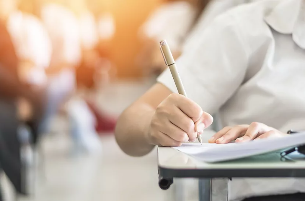 Los altos funcionarios piden becas para opositores A1 y defienden memorizar los temarios